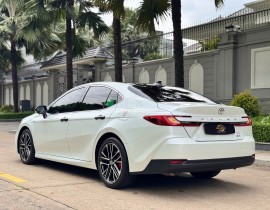 Toyota Camry 2025 2.5 HEV Top